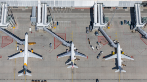 Flughafen München Flugzeuge am Gate von oben Foto München Airport.jpg